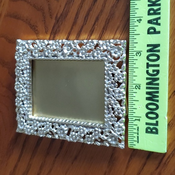 VINTAGE Filigree Frame, 3x4, Gold, Stand,EUC - Picture 7 of 9